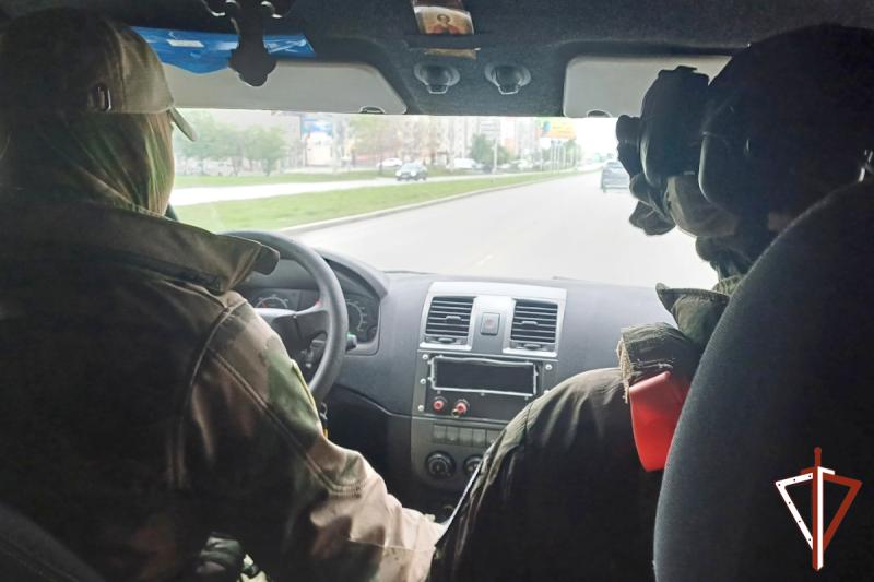 При силовой поддержке ОМОН Росгвардии в Кургане задержан подозреваемый в распространении порнографии с участием несовершеннолетних