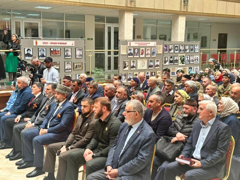 В ГРОЗНОМ РОСГВАРДЕЙЦЫ ПРИНЯЛИ УЧАСТИЕ В ВЫСТАВКЕ, ПОСВЯЩЁННОЙ 80-ЛЕТИЮ ВЕЛИКОЙ ПОБЕДЫ