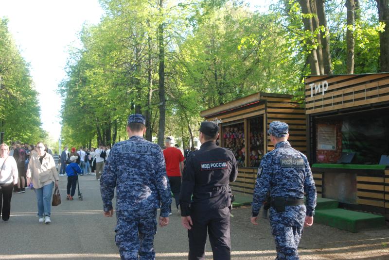 В Кирове росгвардейцы приняли участие в обеспечении общественной безопасности в День последнего звонка