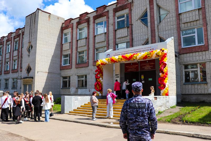 В Марий Эл при участии Росгвардии обеспечена безопасности во время проведении «Последнего звонка»