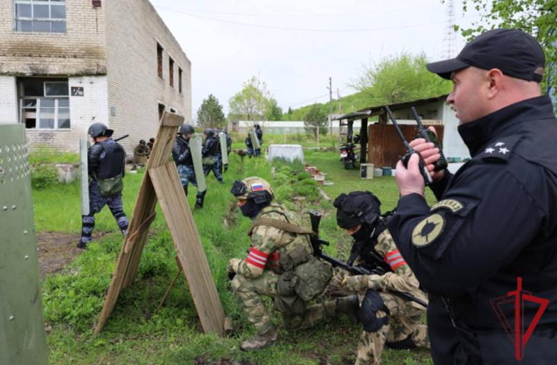 Укрепляя взаимодействие: практические тренировки бойцов Росгвардии и сотрудников ФСИН ЕАО