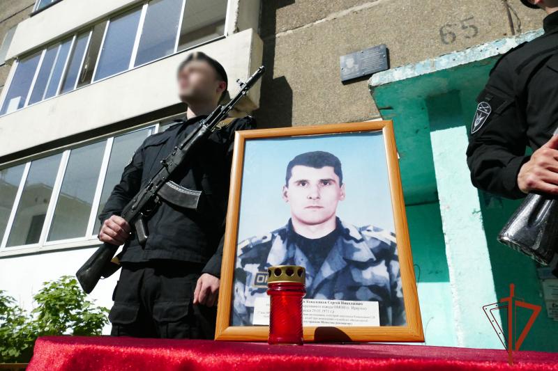 Сотрудники Иркутского ОМОН Росгвардии почтили память погибшего товарища