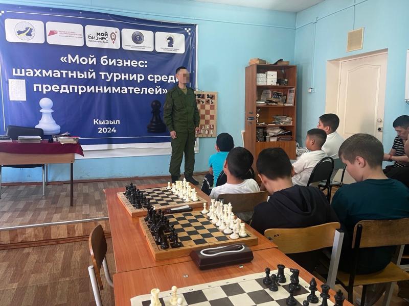 Росгвардеец провел мастер-класс для  юных шахматистов Кызыла