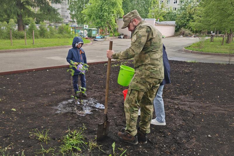 Росгвардейцы и дошколята вместе посадили деревья в память о героях