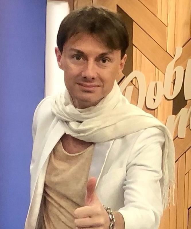 Сергей Арутюнов вырос на песнях Юры Шатунова и тоже сирота.
Андрей Разин пригласил финалиста шоу “Голос” в группу Ласковый Май, чтобы песни Шатунова жили дальше.