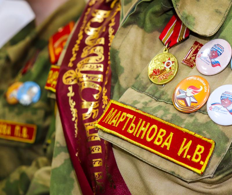 В Йошкар-Оле на торжественной линейке кадетам подшефного класса Росгвардии вручили значки и медали за участие в Параде Победы