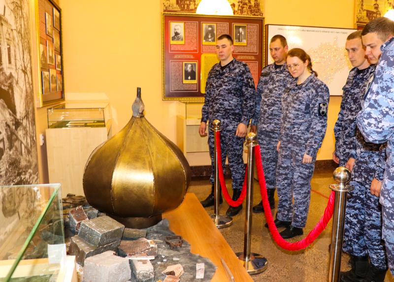 В Йошкар-Оле сотрудники и военнослужащие Росгвардии посетили выставку «Русская Голгофа» в день открытия