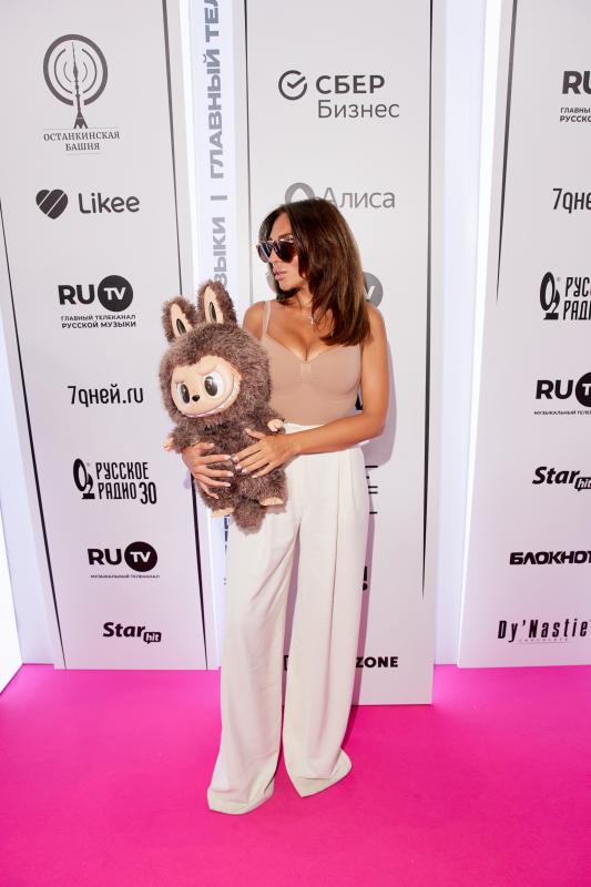 Люси Пылаева и гигантский Labubu: новый уровень модной иронии на RU.TV 2025