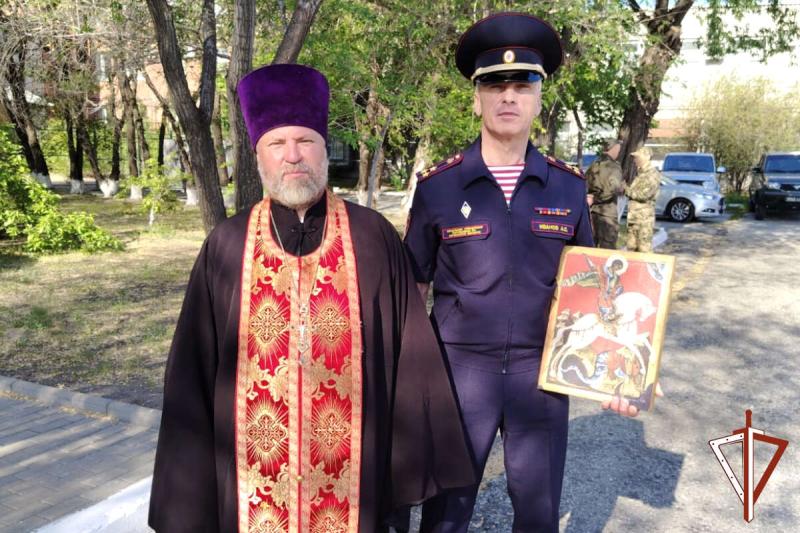 В Кургане священник вместе с росгвардейцами совершил молебен о здравии российского воинства