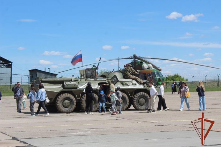 Военнослужащие Росгвардии поздравили юных иркутян с Днем защиты детей