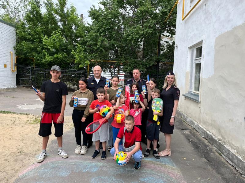 Сотрудники транспортной полиции поздравили воспитанников Лискинского социального приюта с Днём защиты детей