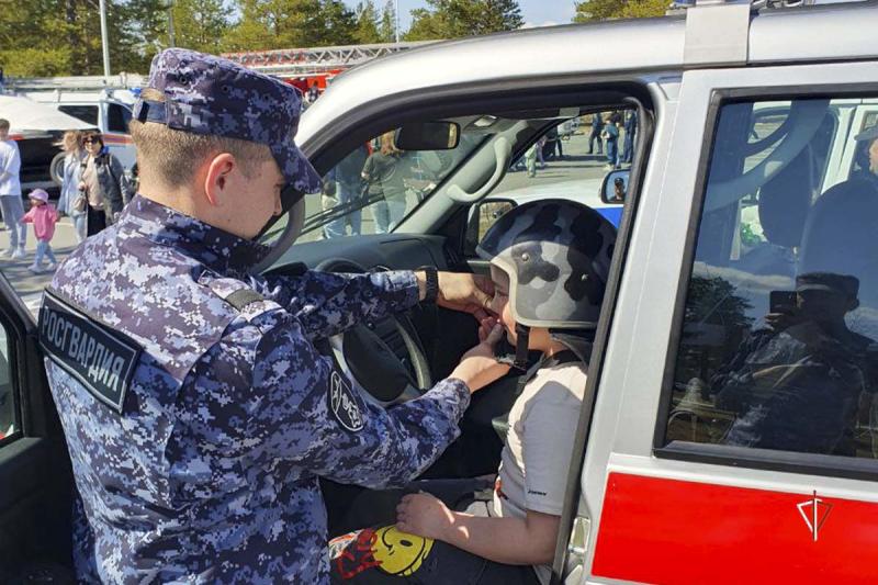 Сотрудники Росгвардии в Муравленко организовали выставку спецтехники для детей ко Дню защиты