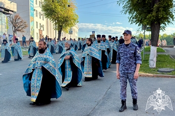 Сотрудники Росгвардии обеспечили безопасность во время крестного хода