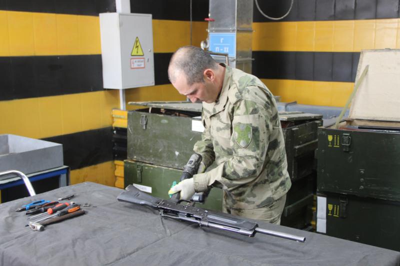 Крупную партию оружия и боеприпасов уничтожили специалисты Росгвардии в Грозном