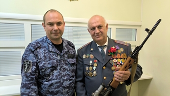 В Ульяновске ветеран Росгвардии передал личное оружие для нужд СВО