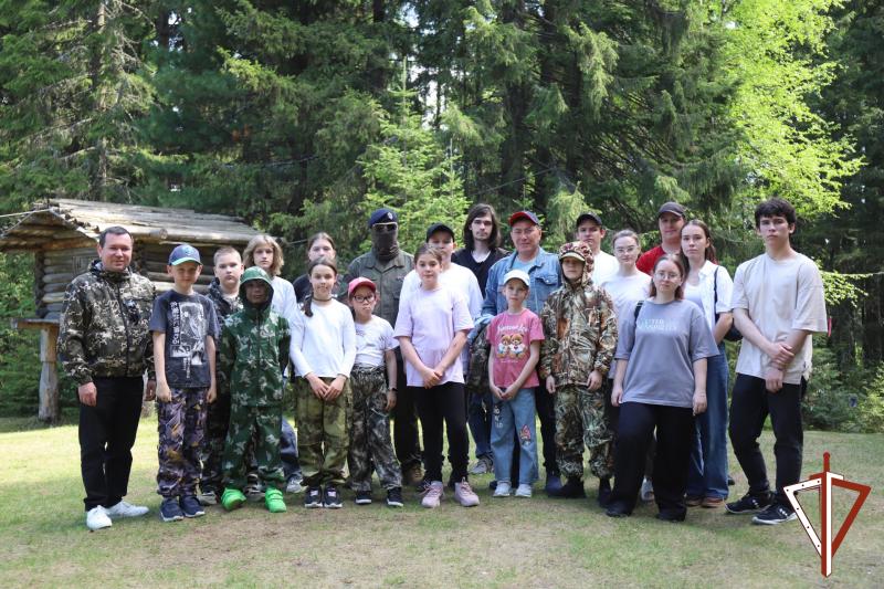 Офицер СОБР Росгвардии провел занятие по антитеррористической безопасности для юных югорчан