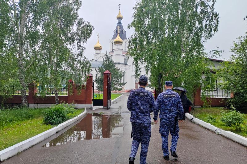 Росгвардия обеспечила безопасность празднования Дня Святой Троицы в Кузбассе