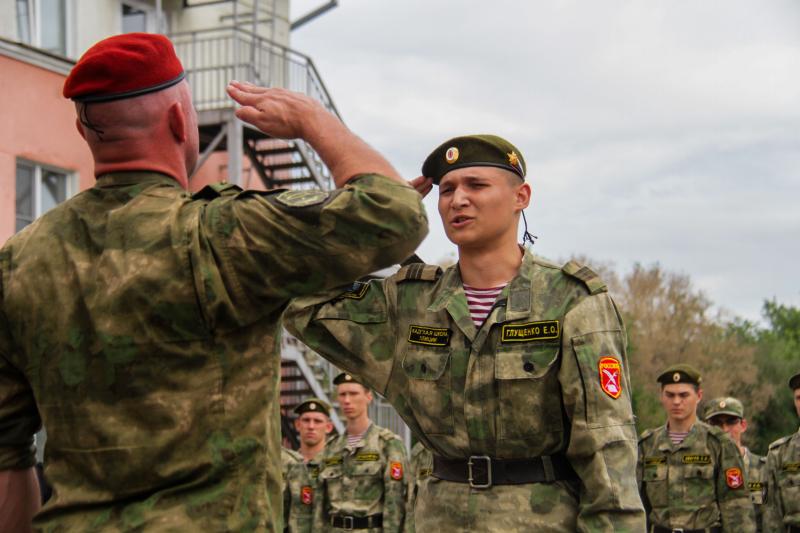 Кадеты губернаторской школы-интерната прошли испытания на право ношения оливкового и черного беретов