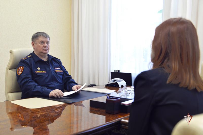 На Ямале начальник Управления Росгвардии провёл личный приём граждан в преддверии Дня России