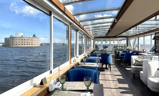 Открыт круизный маршрут с ресторанным обслуживанием на борту вокруг фортов Кронштадта