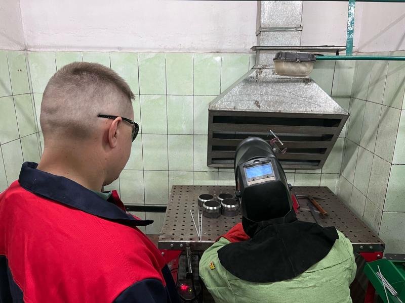 Электрогазосварщики «ЛокоТех-Сервис» в качестве экспертов-практиков приняли экзамен по профессиональным навыкам у выпускников Карасукского политехнического лицея