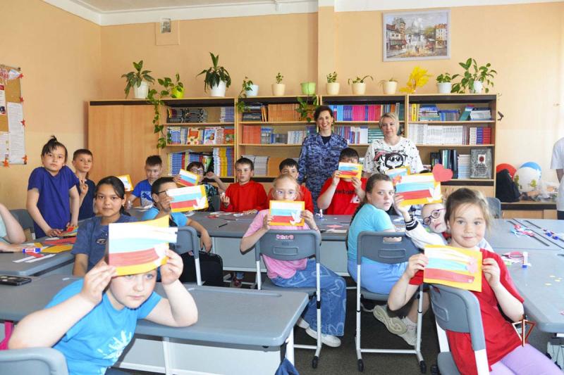 На Ямале сотрудники Росгвардии вместе со школьниками изготовили открытки ко Дню России