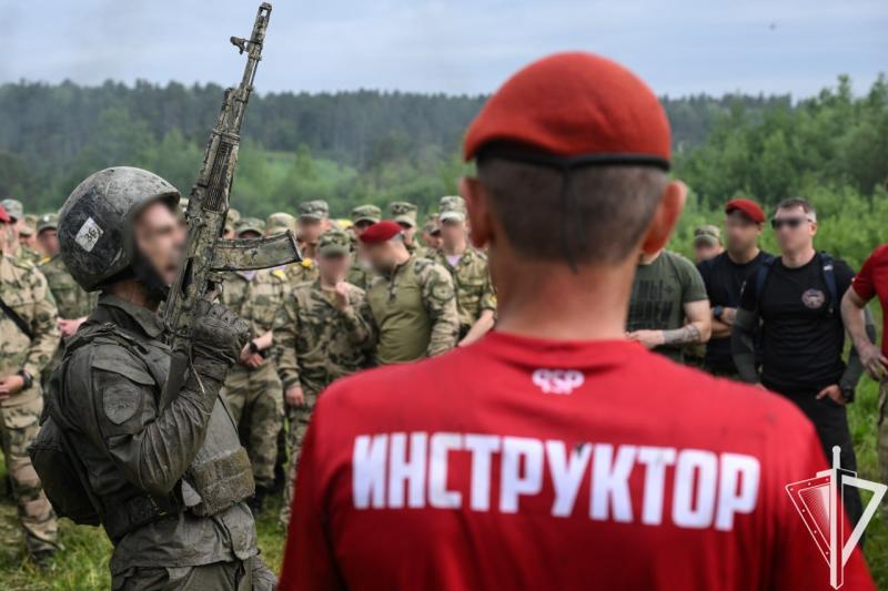 Двое военнослужащих спецназа Росгвардии из Кузбасса стали обладателями крапового берета