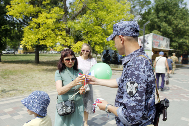 Росгвардейцы приняли участие в патриотической акции «Российский триколор» в Херсонской области