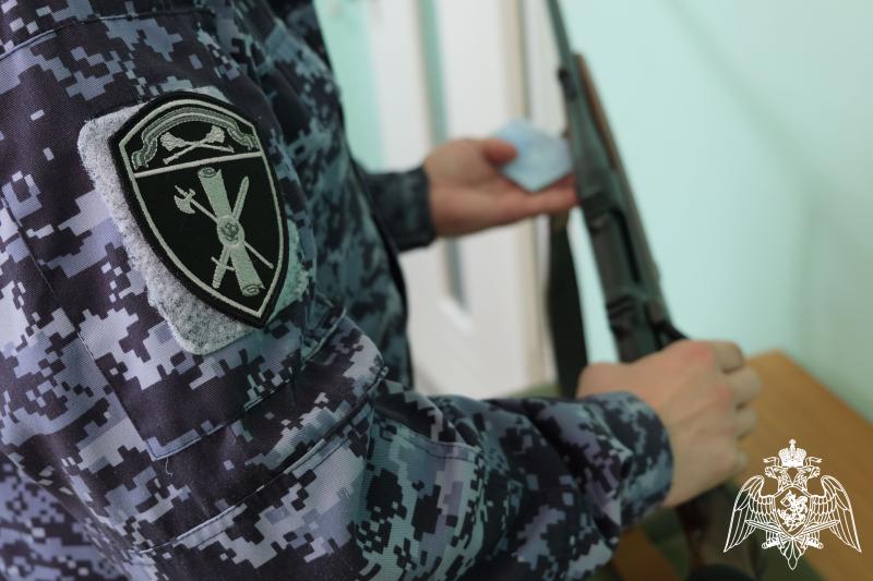 Более 150 брянских владельцев оружия проверили росгвардейцы за неделю