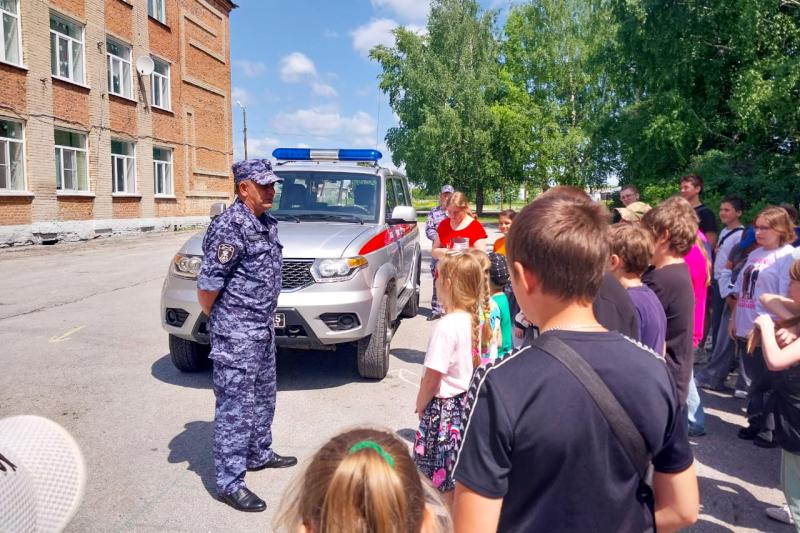 Кузбасские школьники узнали о специфике работы сотрудников вневедомственной охраны Росгвардии