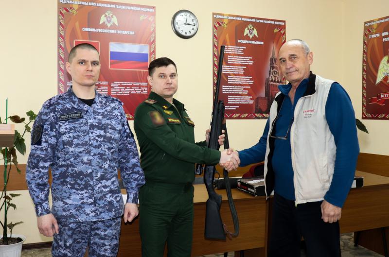 При поддержке Росгвардии жители Марий Эл передают оружие и боеприпасы для участников СВО