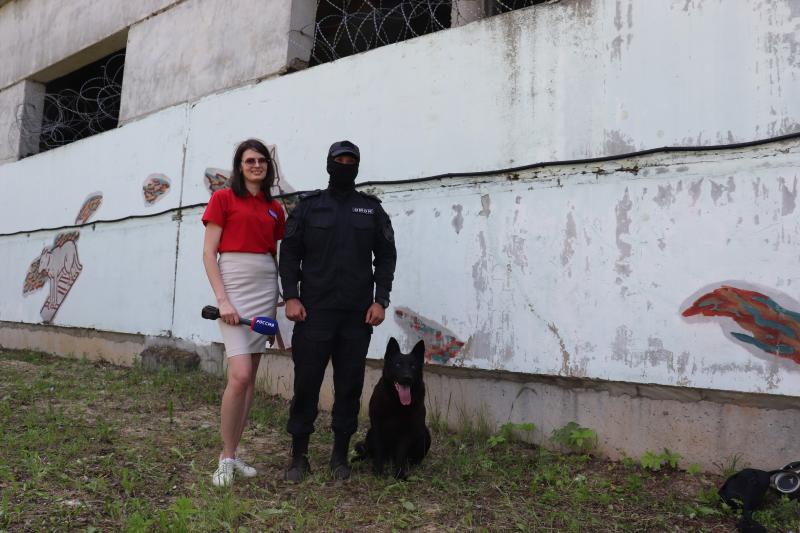 Кинолог ОМОН «Таир» Росгвардии продемонстрировал навыки служебной собаки съёмочной группе ГТРК «Марий Эл»