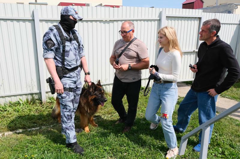 Росгвардейцы познакомили представителей тамбовских СМИ с кинологами ведомства