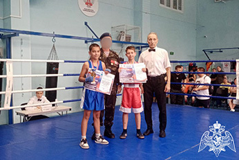 В Ульяновске сотрудники СОБР посетили юношеский турнир по боксу, приуроченный ко Дню России