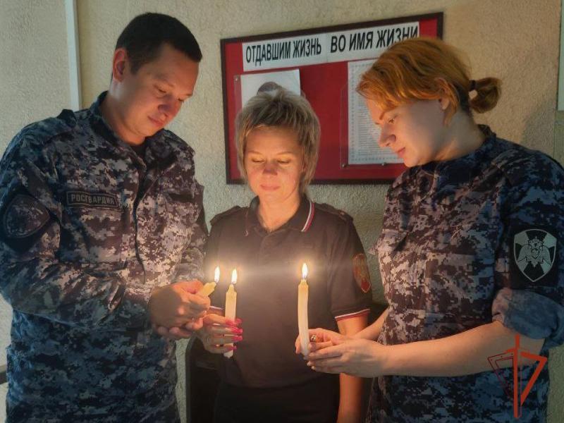 «Свечу памяти» о жертвах войны зажгли росгвардейцы Приангарья