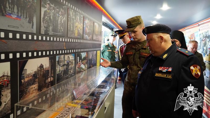 НАЧАЛЬНИК РЕГИОНАЛЬНОГО УПРАВЛЕНИЯ РОСГВАРДИИ АНДРЕЙ МЕДВЕДЕВ ПРИНЯЛ УЧАСТИЕ ВО ВСТРЕЧЕ ПОЕЗДА ПОБЕДЫ