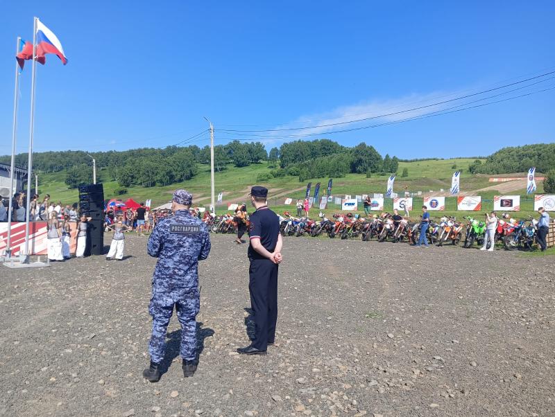 Росгвардия обеспечила безопасность на Чемпионате России по мотоспорту и соревнованиях по пауэрлифтингу в Кузбассе