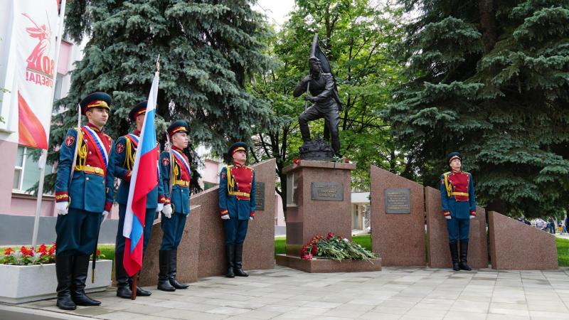 Росгвардейцы приняли участие в церемонии открытия памятника знаменосцу Победы Григорию Булатову