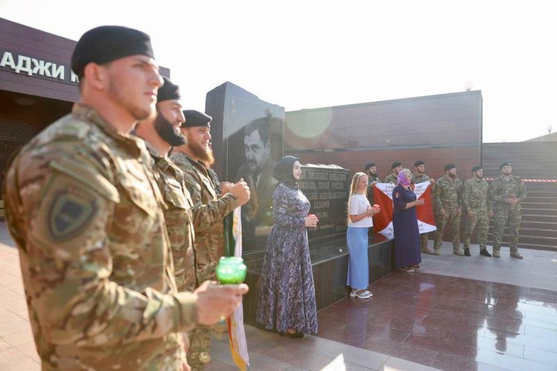ВОЕННОСЛУЖАЩИЕ И СОТРУДНИКИ РОСГВАРДИИ В ЧЕЧЕНСКОЙ РЕСПУБЛИКЕ ПОЧТИЛИ ПАМЯТЬ ГЕРОЕВ ВЕЛИКОЙ ОТЕЧЕСТВЕННОЙ ВОЙНЫ