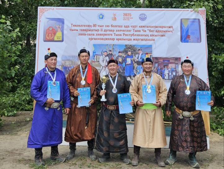 Команда росгвардейца Тувы стала обладателем золотого кубка на соревнованиях по национальной стрельбе из лука