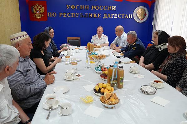 Начальник УФСИН Дагестана полковник внутренней службы Сергей Ролдугин встретился с родственниками погибших сотрудников УИС Дагестана