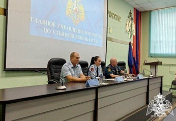 Сотрудница Росгвардии рассказала личному составу МЧС о правилах обращения с оружием