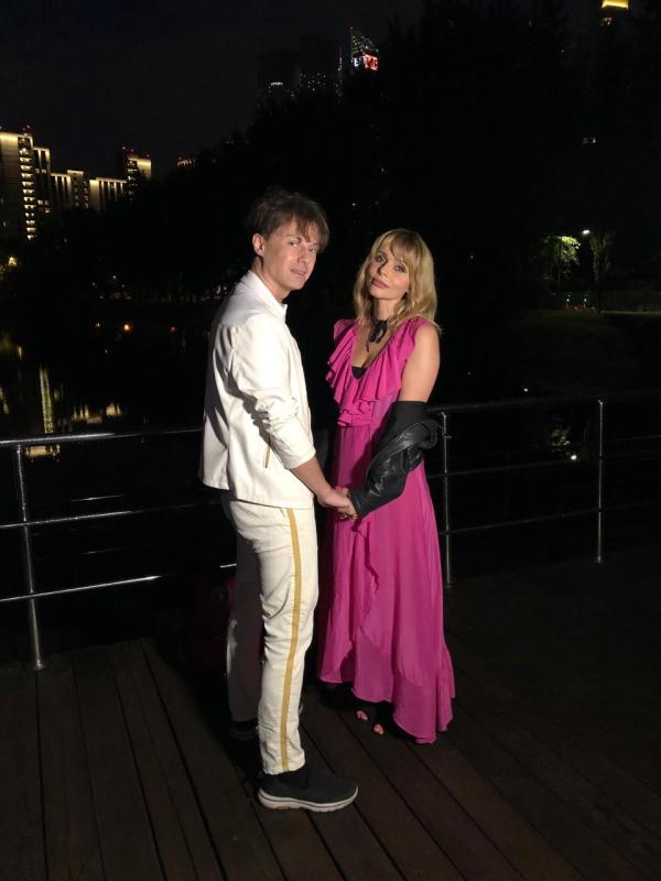 Солистка группы “Блестящие” Ксения Новикова и новый солист группы “Ласковый Май” Сергей Арутюнов перестали скрывать