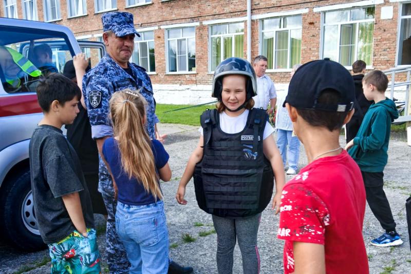Росгвардейцы продолжают знакомить кузбасских детей со своей службой