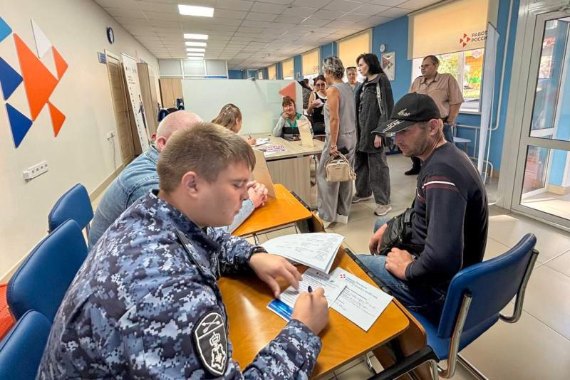 Росгвардия рассказала о преимуществах службы на ярмарке вакансий в Кузбассе