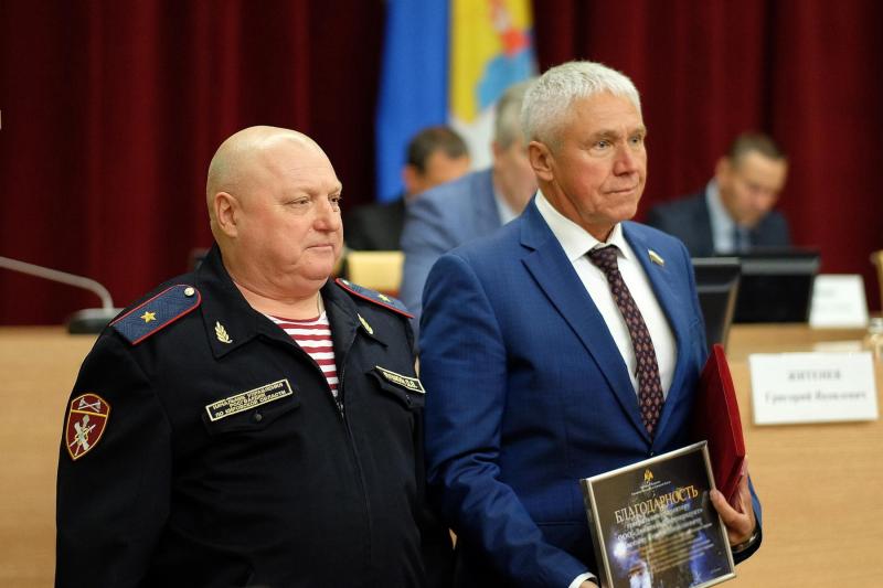 Начальник Управления Росгвардии по Кировской области Дмитрий Пушкин наградил депутата ОЗС Сергея Киселева