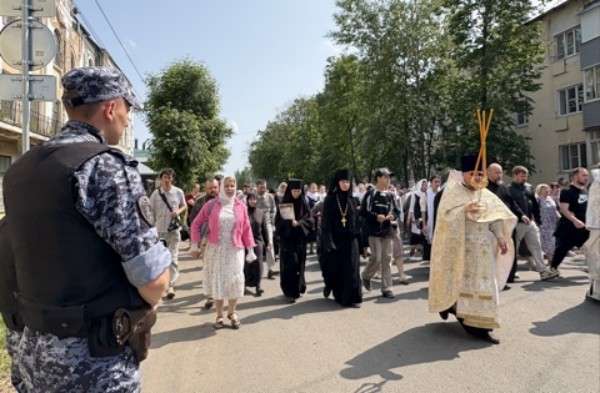 Росгвардейцы обеспечили правопорядок во время Крестного хода в Ростове Великом