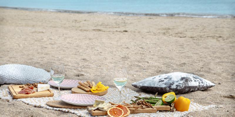 Почему мы болеем на море: гастроэнтеролог Садыков назвал настоящие причины летних отравлений