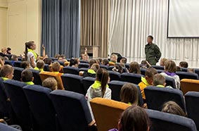 В Орле росгвардейцы в рамках ведомственной акции «Каникулы с Росгвардией» провели патриотическое занятие с детьми