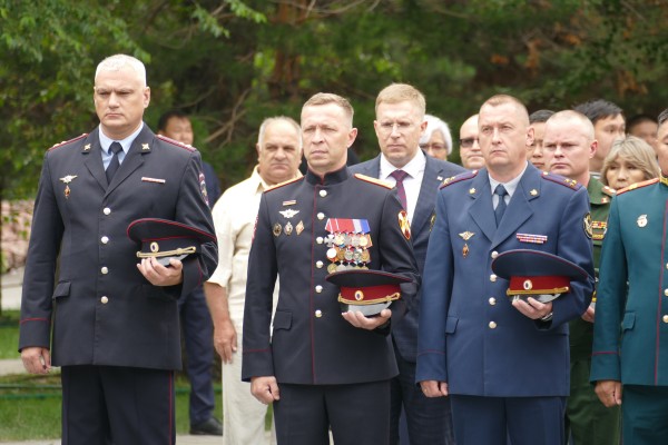 Врио начальника Управления Росгвардии по Республике Тыва 
Александр Новоселов возложил цветы к памятнику в день ветеранов боевых действий
